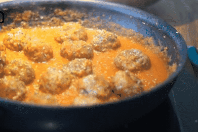 Esta receita de Almôndegas com Molho de Tomate e Vegetais é simplesmente divinal, perfeito para surpreender as visitas.