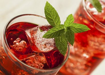 Chá gelado com morango, laranja e maçã