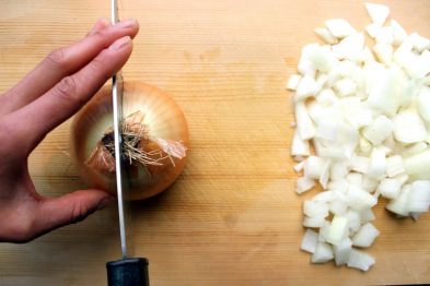 Descascar e picar Cebolas sem chorar
