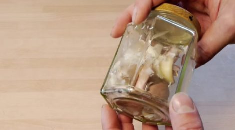 Descascar Alhos sem deixar cheiro nas mãos