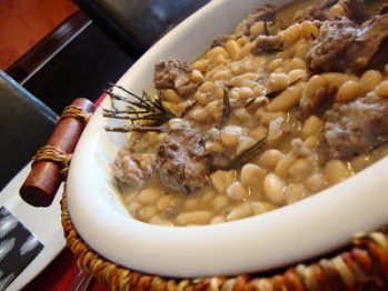 Caçarola de Coelho com Feijão Branco e Tomilho