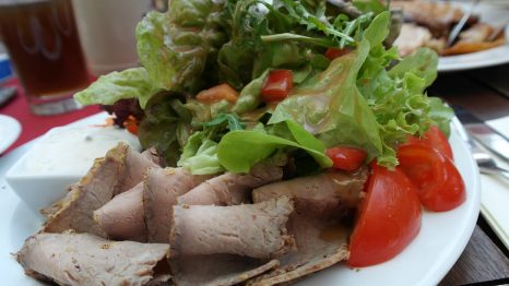 Salada de Carne com Molho de Côco