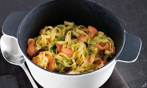 Tagliatelle com salmão e pesto