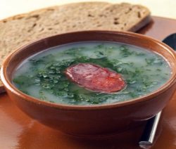 caldo verde com coentros - Receitas da Tia Céu