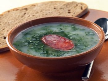 caldo verde com coentros - Receitas da Tia Céu