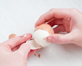 Para retirar a casca do ovo cozido