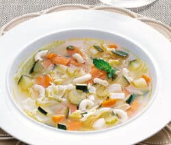 Caldo de Legumes com Hortelã